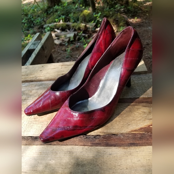 Size 9.5 High Heel Pumps Shoes Liz Claiborne Red Eelskin Pointed toe ladies - Picture 1 of 12